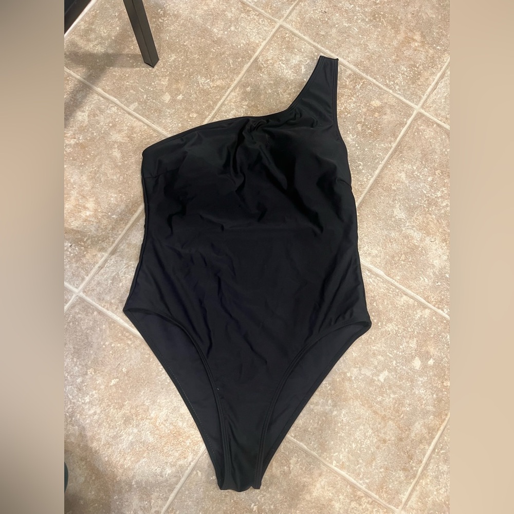 Black One-Shoulder Swimsuit